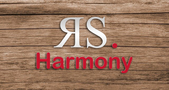 RS. Harmony Logo mit Holzhintergrund