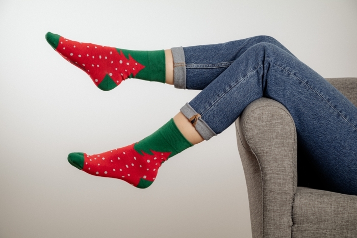 Frau mit Weihnachtssocken von gigando.